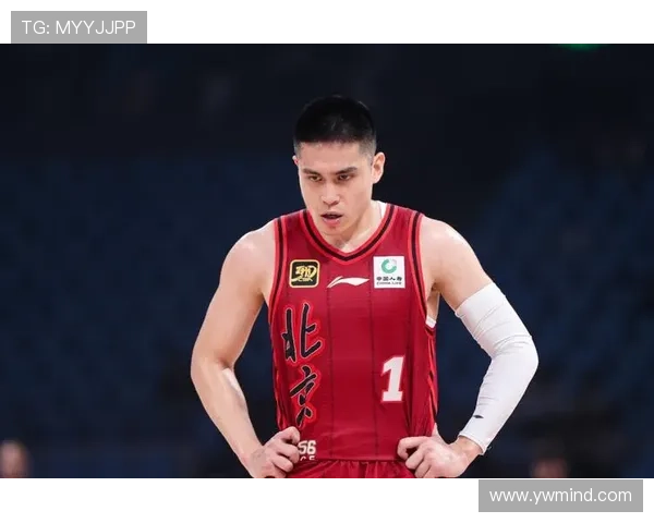 陈盈骏巧妙挡拆突破妙传助攻周琦空中飞身双手重扣点燃赛场瞬间沸腾